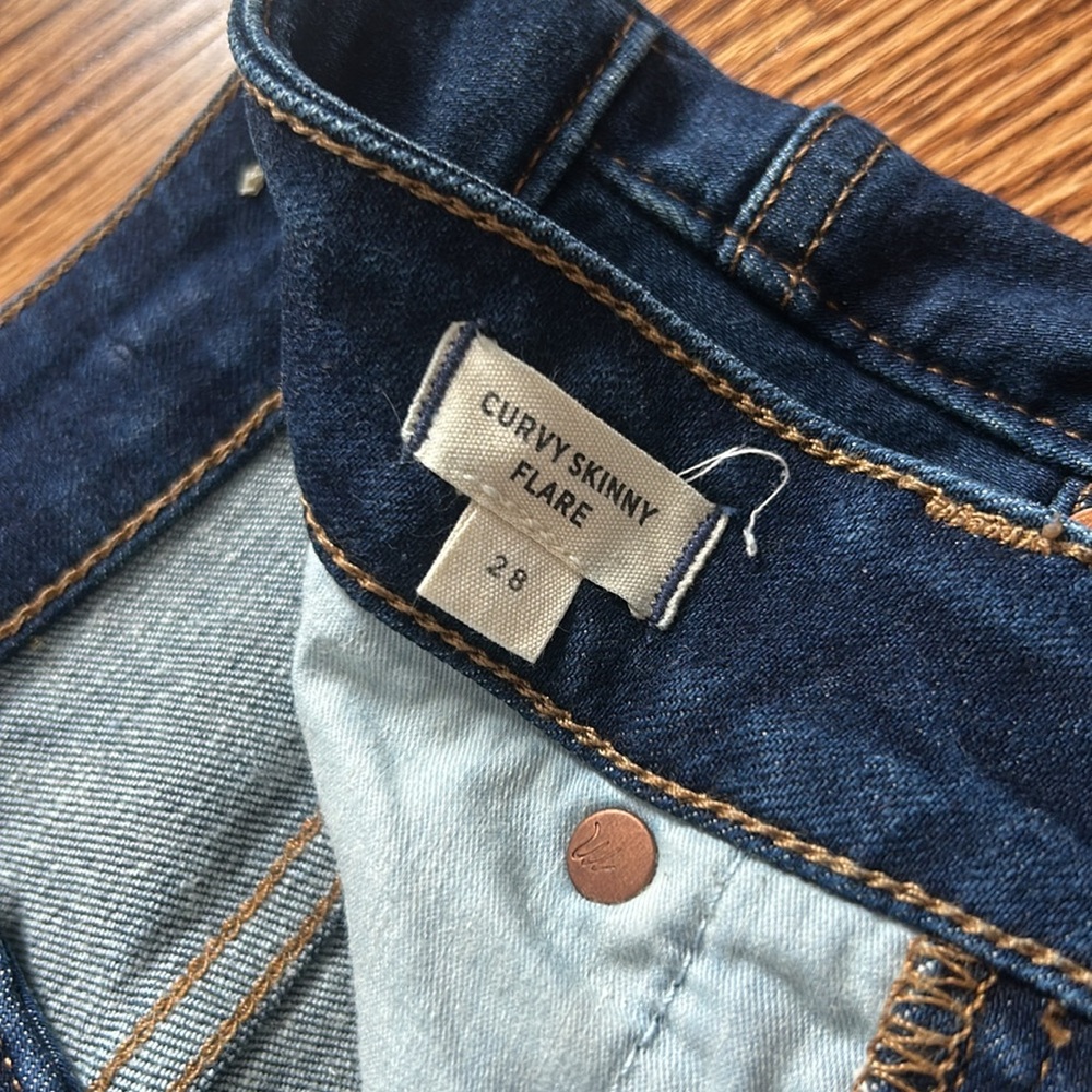 Madewell Curvy Skinny Flare Jeans in Colleton Wash
Size 28 - Picture 6 of 9